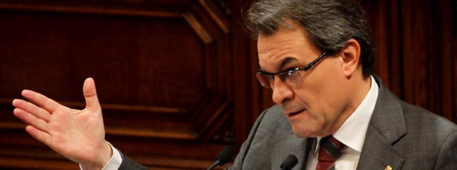 Artur Mas, abucheado por manifestantes sindicales a su llegada al Parlament