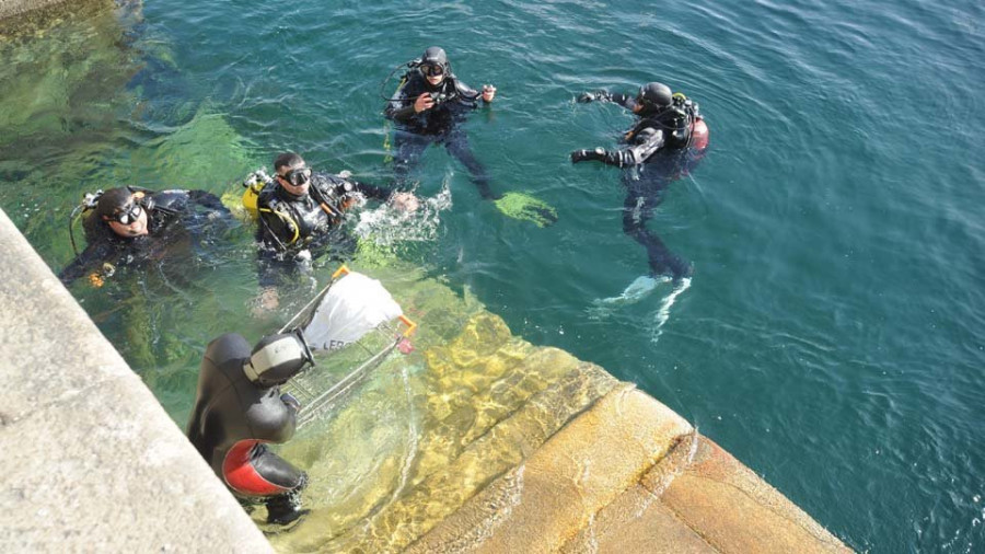 Recogidos 6.000 kilos de residuos en la primera limpieza del fondo de La Marina