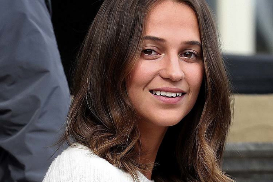 Alicia Vikander protagoniza una discreta llegada a San Sebastián