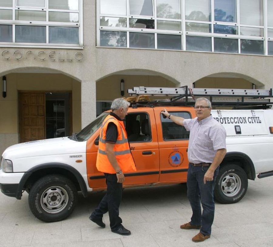 ARTEIXO-Los miembros de Protección Civil acuden a una media de un incendio al mes