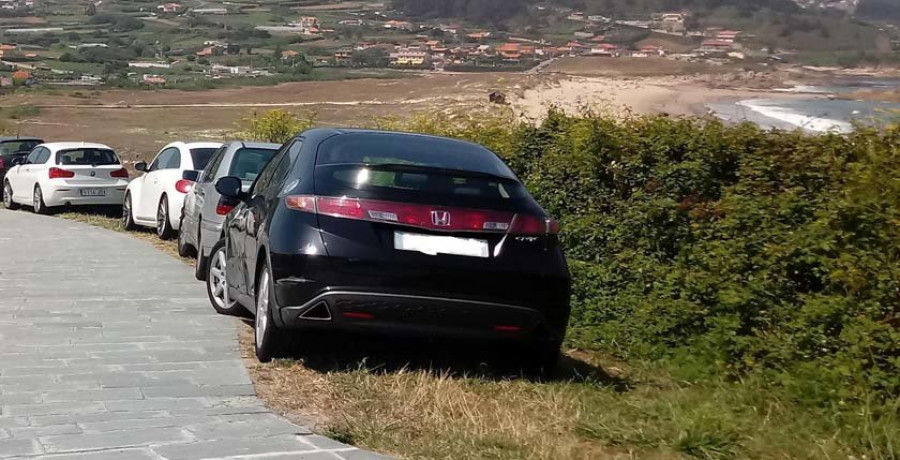 Investigan una oleada de robos en vehículos estacionados  en los arenales de Arteixo