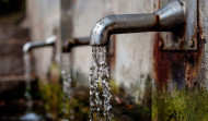 Betanzos inicia el reparto de agua ante la restricción del consumo de la del grifo