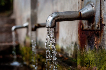 Disminuye el brote pero Sanidad mantiene evitar el consumo de agua de la traída en Corme