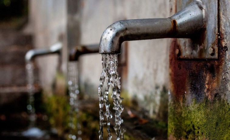 Betanzos inicia el reparto de agua ante la restricción del consumo de la del grifo