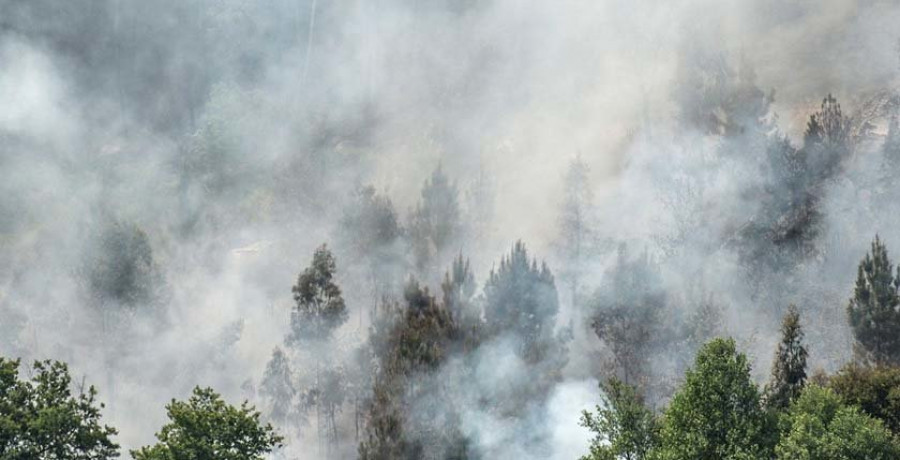 Última hora: El incendio de Rianxo ya ha arrasado 750 hectáreas