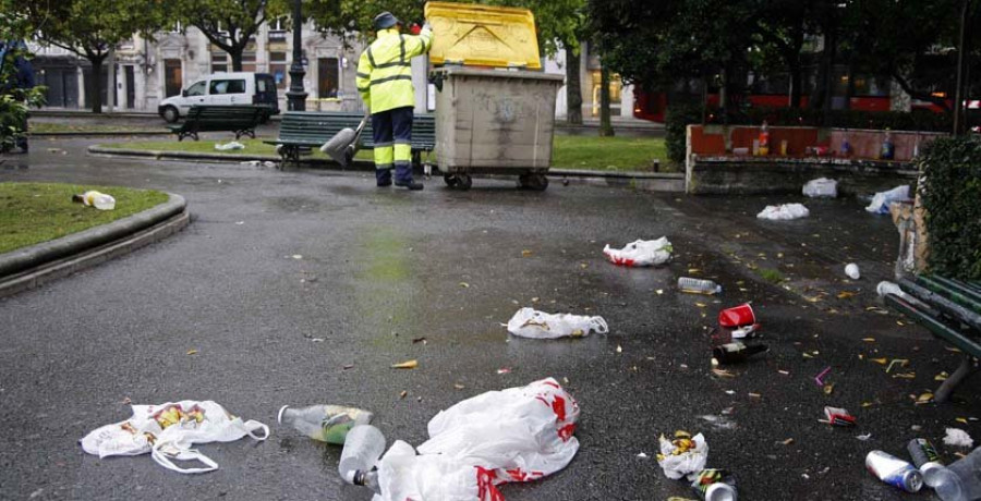 Cientos de kilos de basura marcan
el último gran botellón del curso