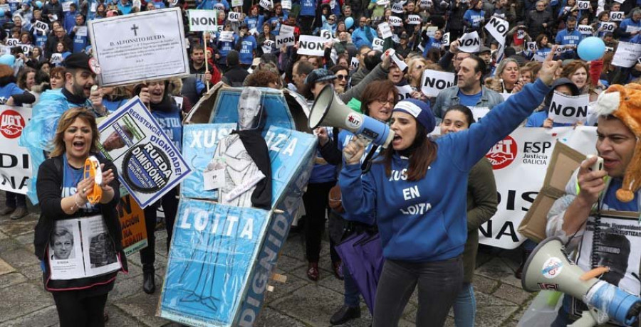 Una multitudinaria marcha de los funcionarios de Xustiza reclama la dimisión de Rueda