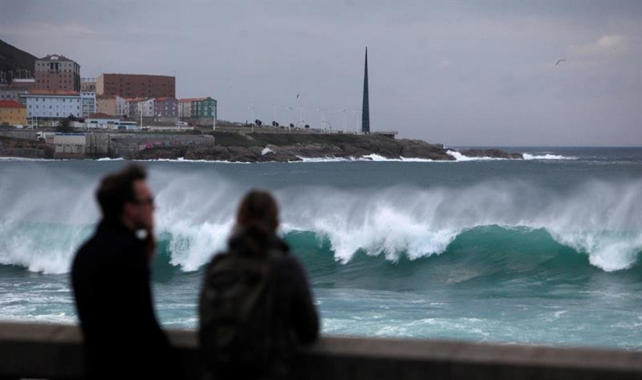 Alerta roja en el litoral de la provincia de A Coruña por olas de ocho metros