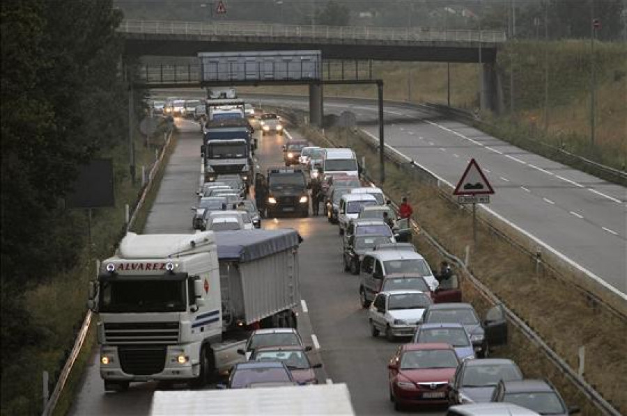 Tres detenidos en Asturias por cortar la autopista A-66 en Pola de Lena