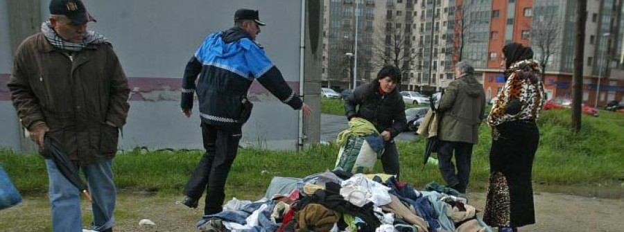 Los vendedores ilegales invaden A Sardiñeira a pesar de la Policía Local