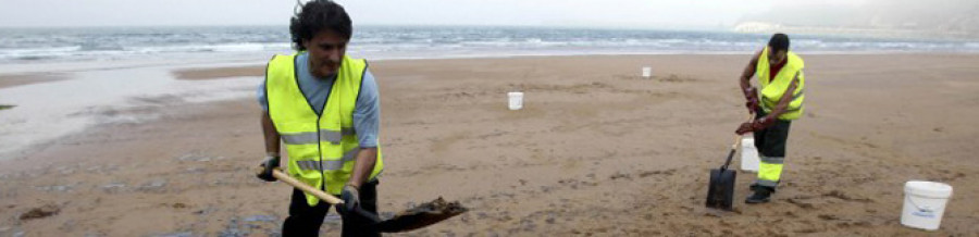 Un vertido de fuel causa una marea negra en el litoral de Carreño (Asturias)