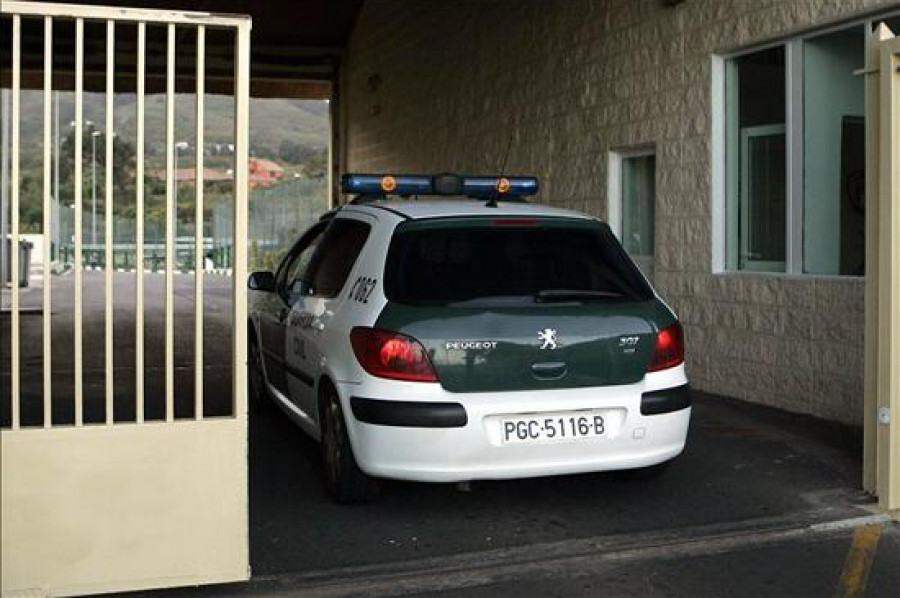 Un hombre recibe tres disparos cuando salía de su taller en Muxía