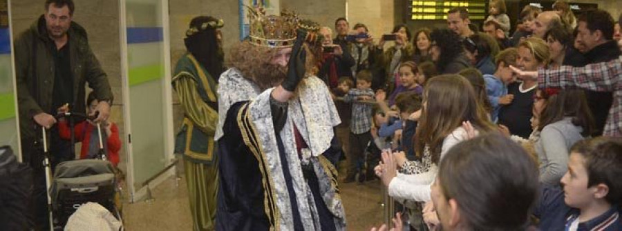 Los Reyes Magos aterrizan en Alvedro  y ya se preparan para la Cabalgata