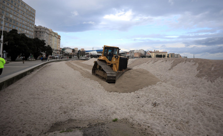 La duna empieza a tomar forma en Riazor para preparar la playa para los temporales de invierno