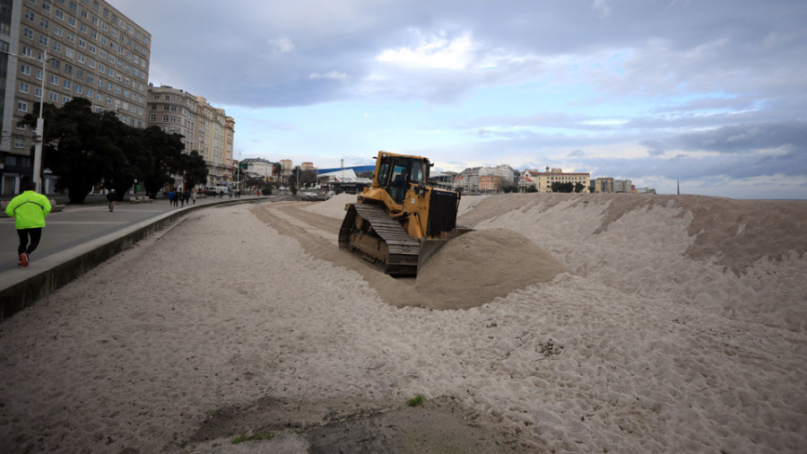 La duna empieza a tomar forma en Riazor para preparar la playa para los temporales de invierno