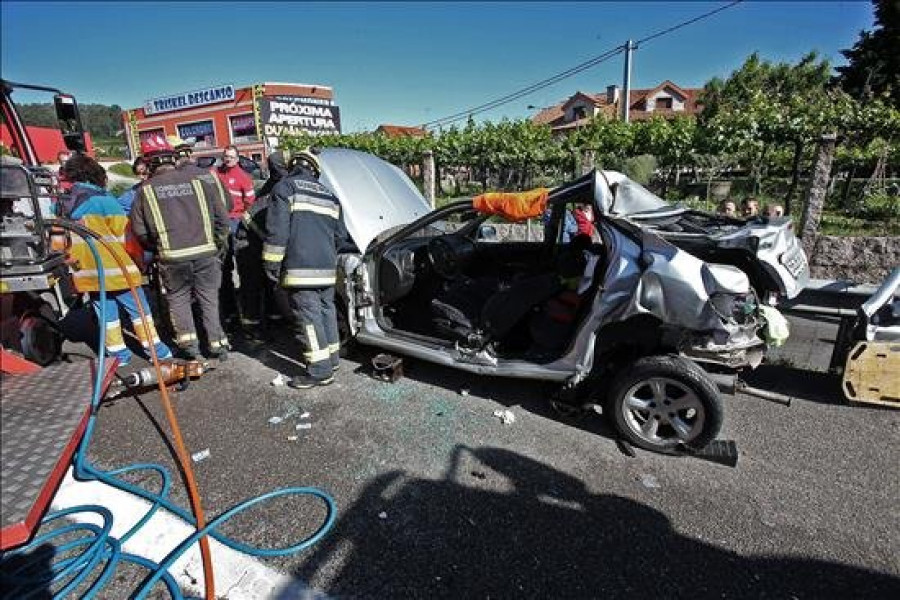 Los bomberos excarcelan a una mujer tras ser arrollado su vehículo por un camión