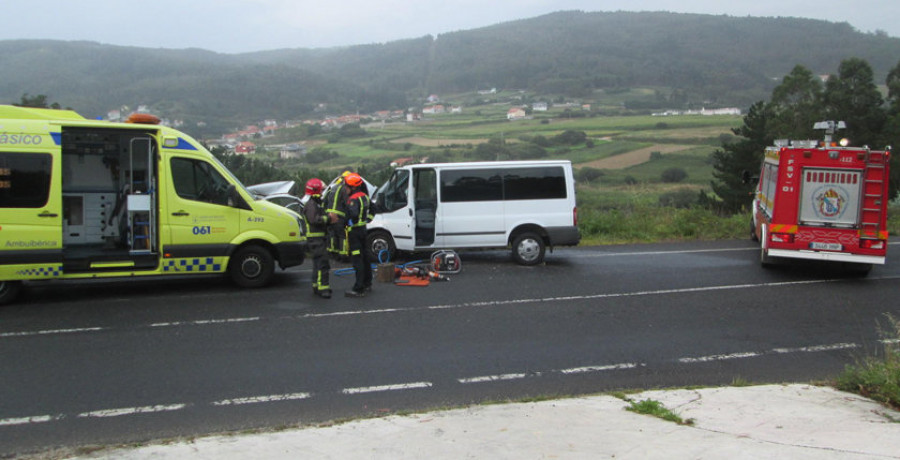 Muere una conductora carballesa cuyo coche chocó con una furgoneta