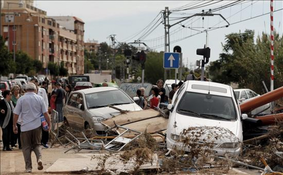 Rescatados de sus coches tras quedar atrapados por la lluvia