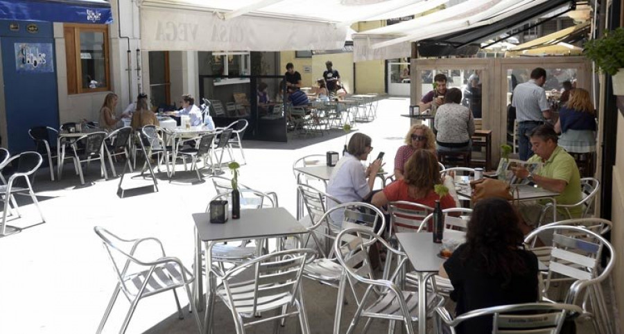 El Ayuntamiento de A Coruña ofrece bonos de 105 euros a cada ciudadano para gastar en hostelería, comercio y cultura