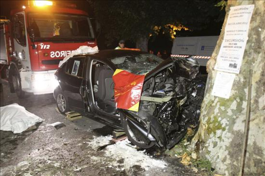 Fallecen dos octogenarios al chocar un coche contra un camión en Barro