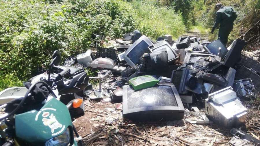 La Guardia Civil localiza dos vertederos incontrolados de desechos en montes de Cambre y Bergondo