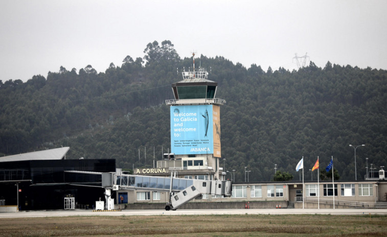 Reabren los fines de semana el aeropuerto de A Coruña tras arreglar pavimento