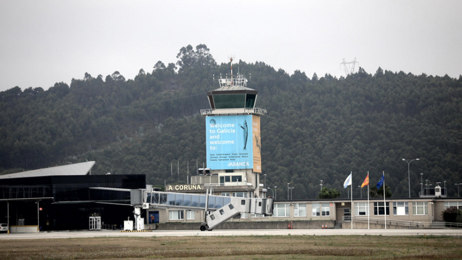 Reabren los fines de semana el aeropuerto de A Coruña tras arreglar pavimento