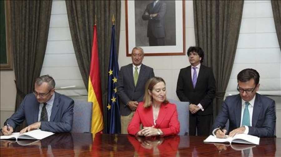 La ministra de Fomento firma dos préstamos por 230 millones con el Banco Europeo de Inversiones