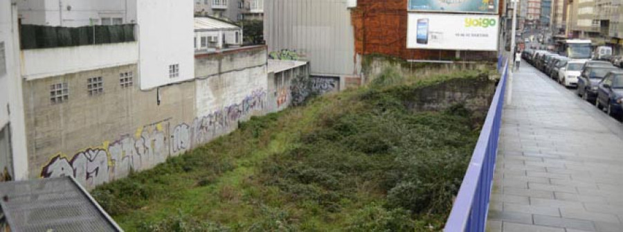 Vecinos de A Gaiteira negocian la creación de un nuevo párking en un solar vacío