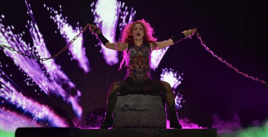 Reportaje | Shakira hace bailar al público coruñés en su gira “El Dorado”