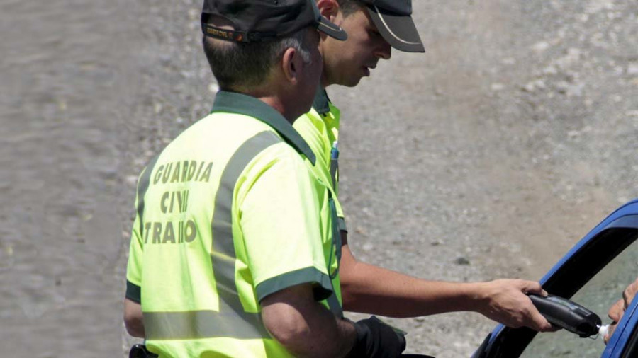 Un conductor se da a la fuga tras chocar con una patrulla de tráfico