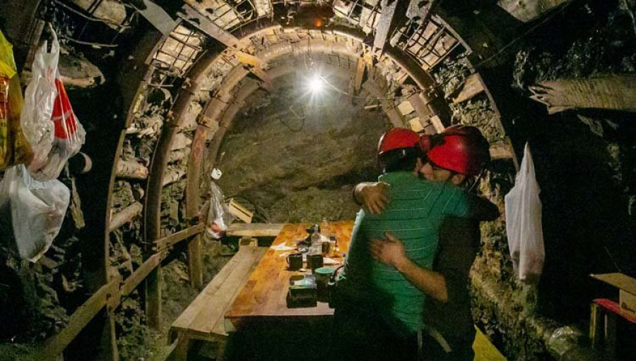Mineros chilenos reciben 2017 bajo tierra como señal de protesta