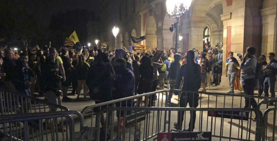 Carga contra bomberos frente al Parlament