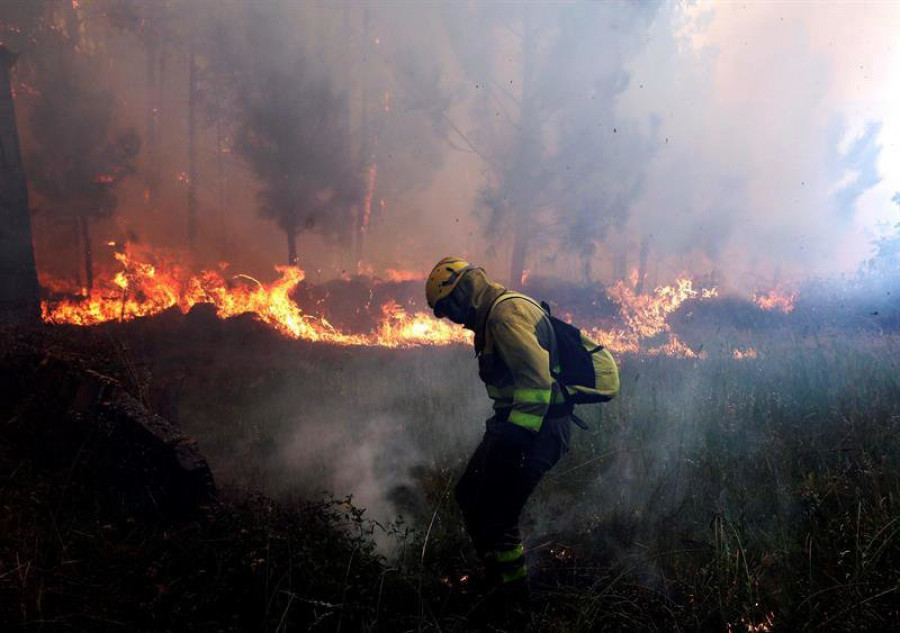 Estabilizado el incendio de Ribeira y se da por controlado un fuego en Zas-Muíño