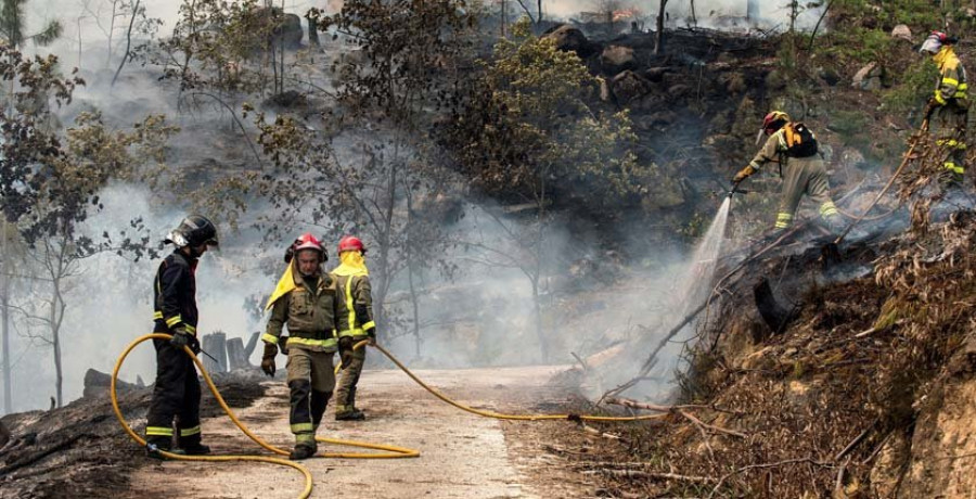 Extinguido el incendio de A Mezquita (Ourense) tras arrasar 161 hectáreas