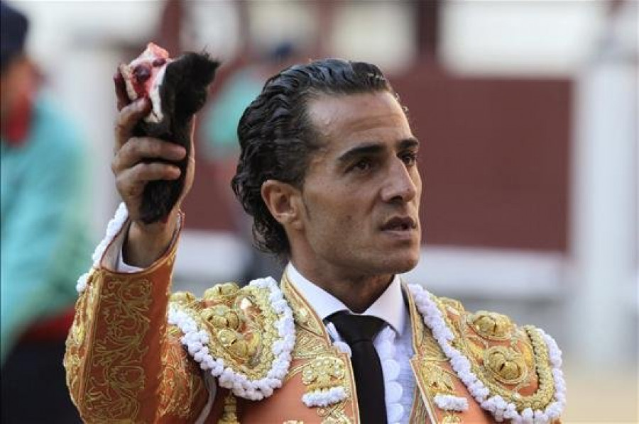 Iván Fandiño recoge en Las Ventas la "Oreja de Oro" de Radio Nacional