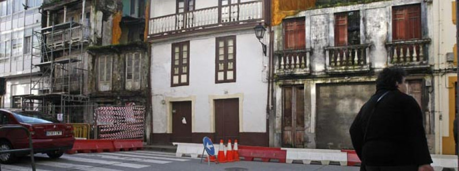 La administración local interviene  en las dos viviendas  valladas de A Ribeira