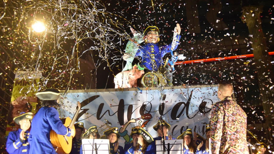 El dios Momo trae consigo la fiesta para dar comienzo a los días grandes del Carnaval coruñés