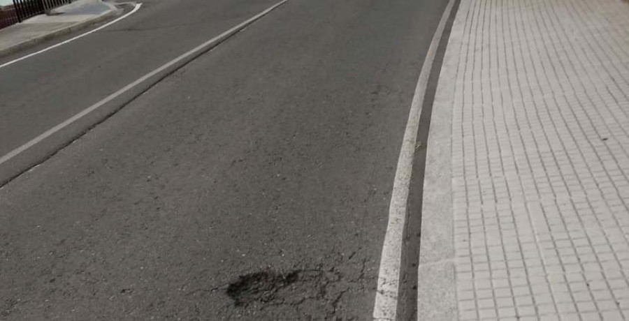 Protestas por la presencia de baches en la avenida de Pedralonga