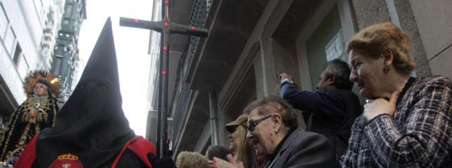 La procesión de    los Dolores destapa el tarro del fervor penitencial coruñés