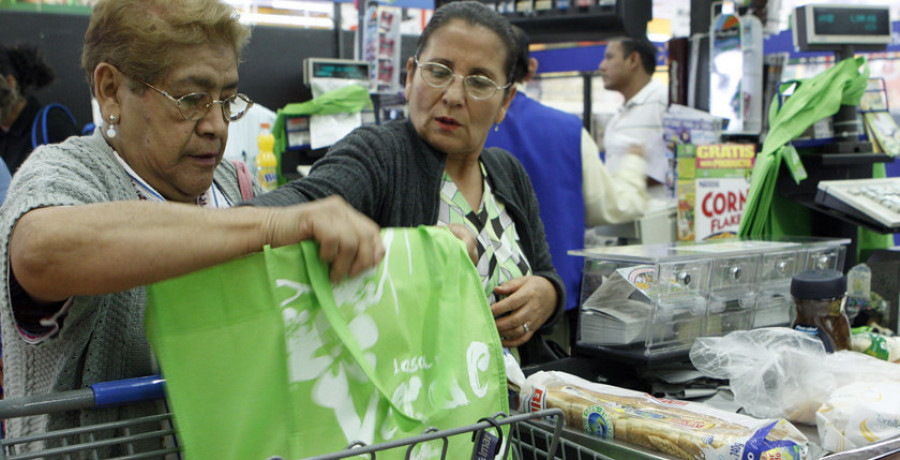 Los españoles redujeron a la mitad el uso de las bolsas de plástico en la última década