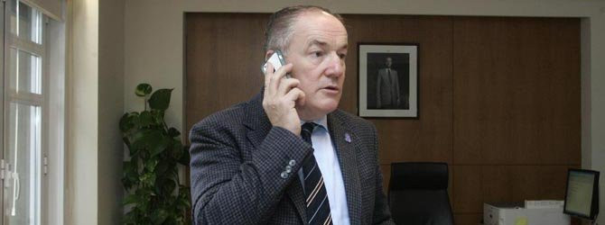 Un contrato con un abogado socio de Lorenzo enzarza a gobierno y oposición