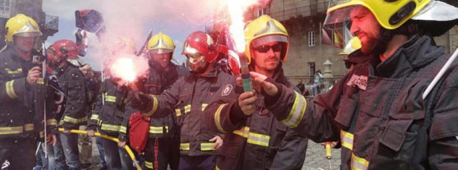 Hasta 1.500 bomberos de toda España protestan en Santiago contra las privatizaciones