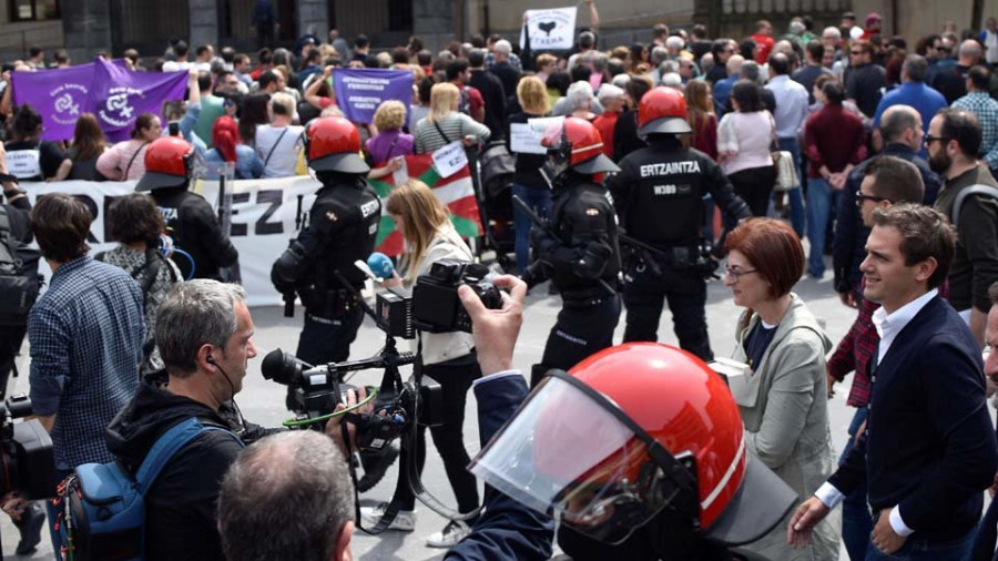 Cientos de personas hacen un escrache a Rivera en el pueblo de Josu Ternera