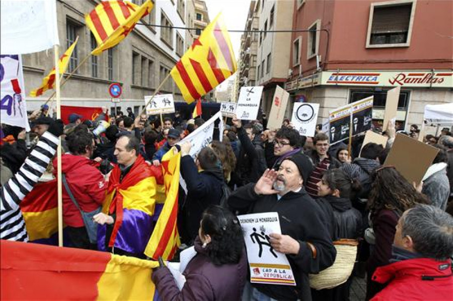 Unos 300 manifestantes protestan contra Urdangarin y piden "justicia"