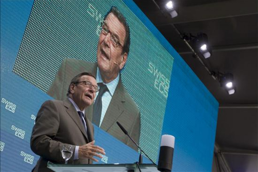 Schröder dice que la austeridad sola "no es el camino" para resolver la crisis