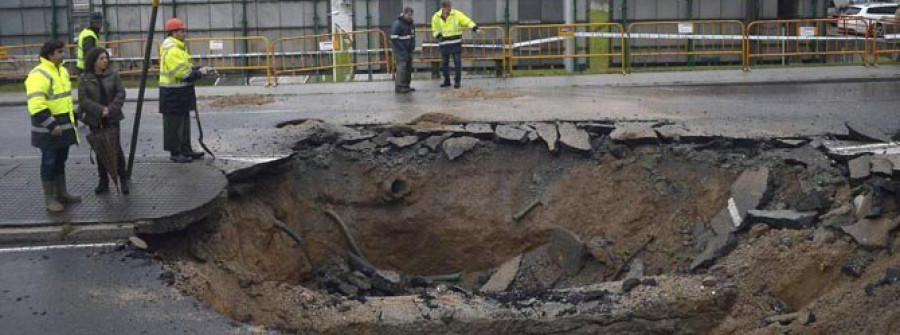 La rotura de una tubería en la ronda de Outeiro inunda San Cristóbal y Elviña