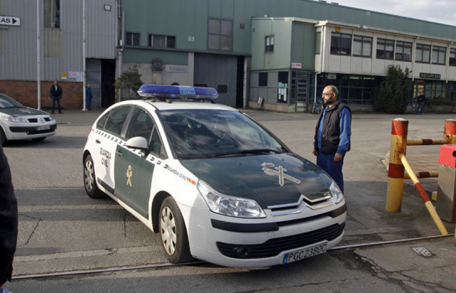 Fallecen dos operarios en Valga al volcar una grúa elevadora  y caerse desde ocho metros