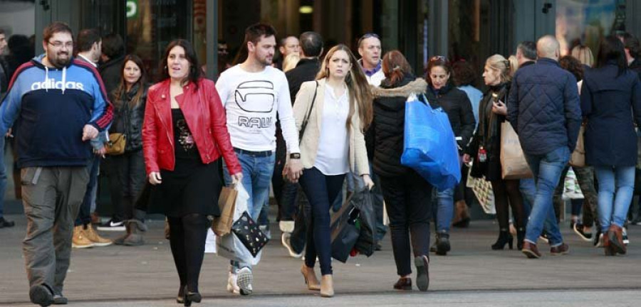 El anticiclón divide a los coruñeses entre pasear al sol e ir a las rebajas