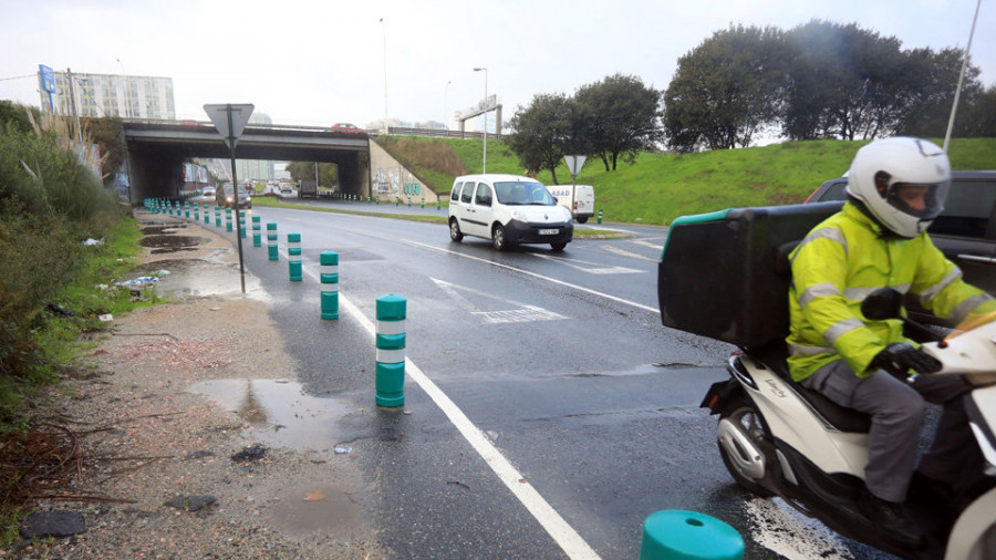 Los bolardos eliminan el estacionamiento irregular en la  rotonda de Matogrande